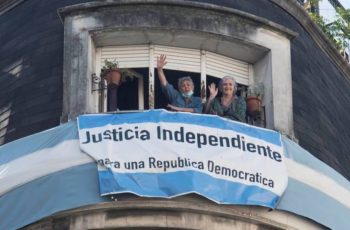 Ximena-de-Tezanos-Pinto-bandera-ventana3-1024x538